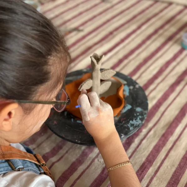 İstanbul Çamlıca’daki Fluu Studio çocuk seramik kursunda el yapımı seramik tabak tasarımını boyayan çocuk