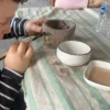 İstanbul Çamlıca’daki Fluu Studio çocuk seramik kursunda kendi yaptığı seramik kaseyi boyayan çocuk