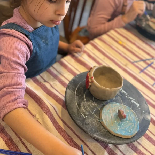İstanbul Çamlıca’daki Fluu Studio çocuk seramik kursunda kendi seramik kasesini ve kapağını tasarlayan çocuk