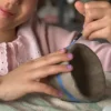 İstanbul Çamlıca’daki Fluu Studio çocuk seramik kursunda kendi yaptığı seramik kaseyi boyayan çocuk