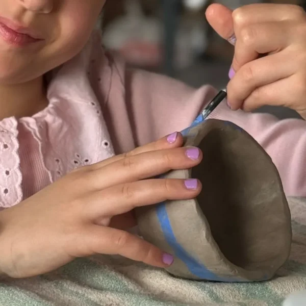İstanbul Çamlıca’daki Fluu Studio çocuk seramik kursunda kendi yaptığı seramik kaseyi boyayan çocuk